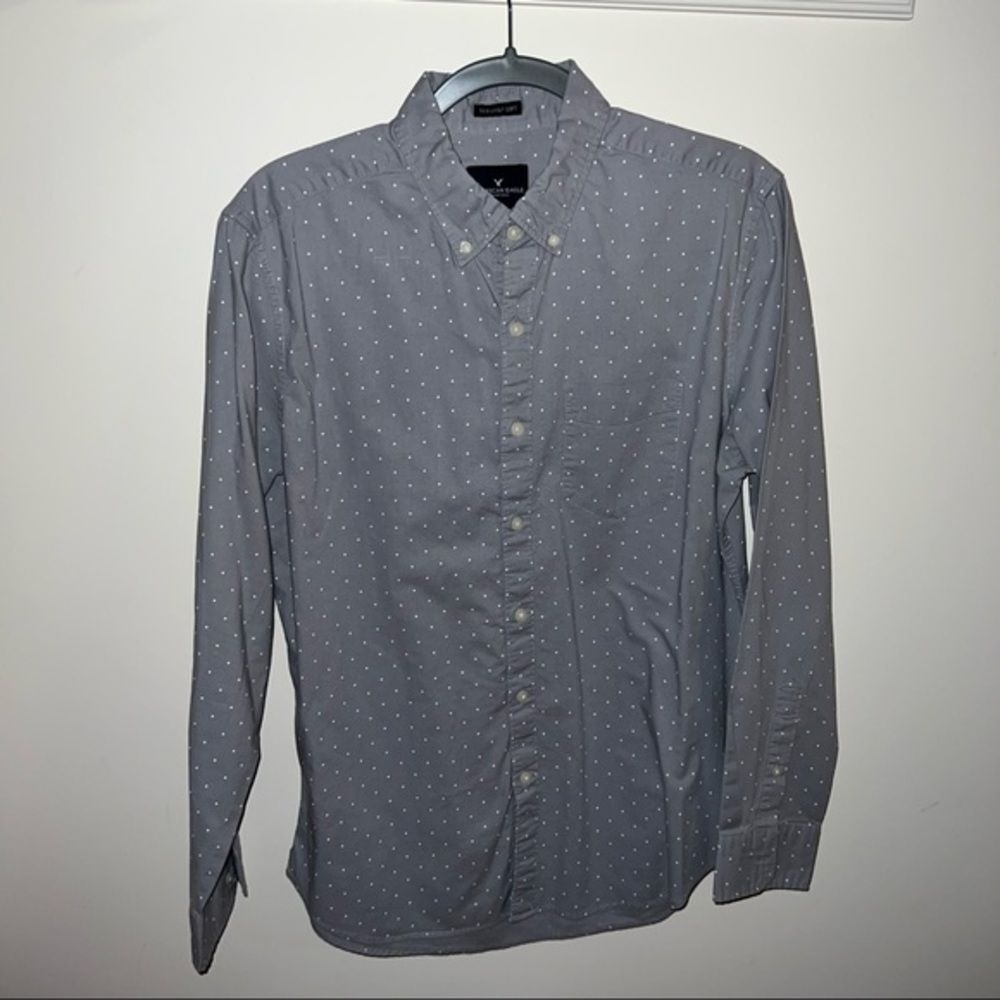 American Eagle Seriously Soft Gray with White Polka Dot Button Down Shir…